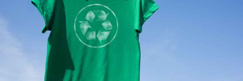 camiseta verde com logotipo de reciclagem
