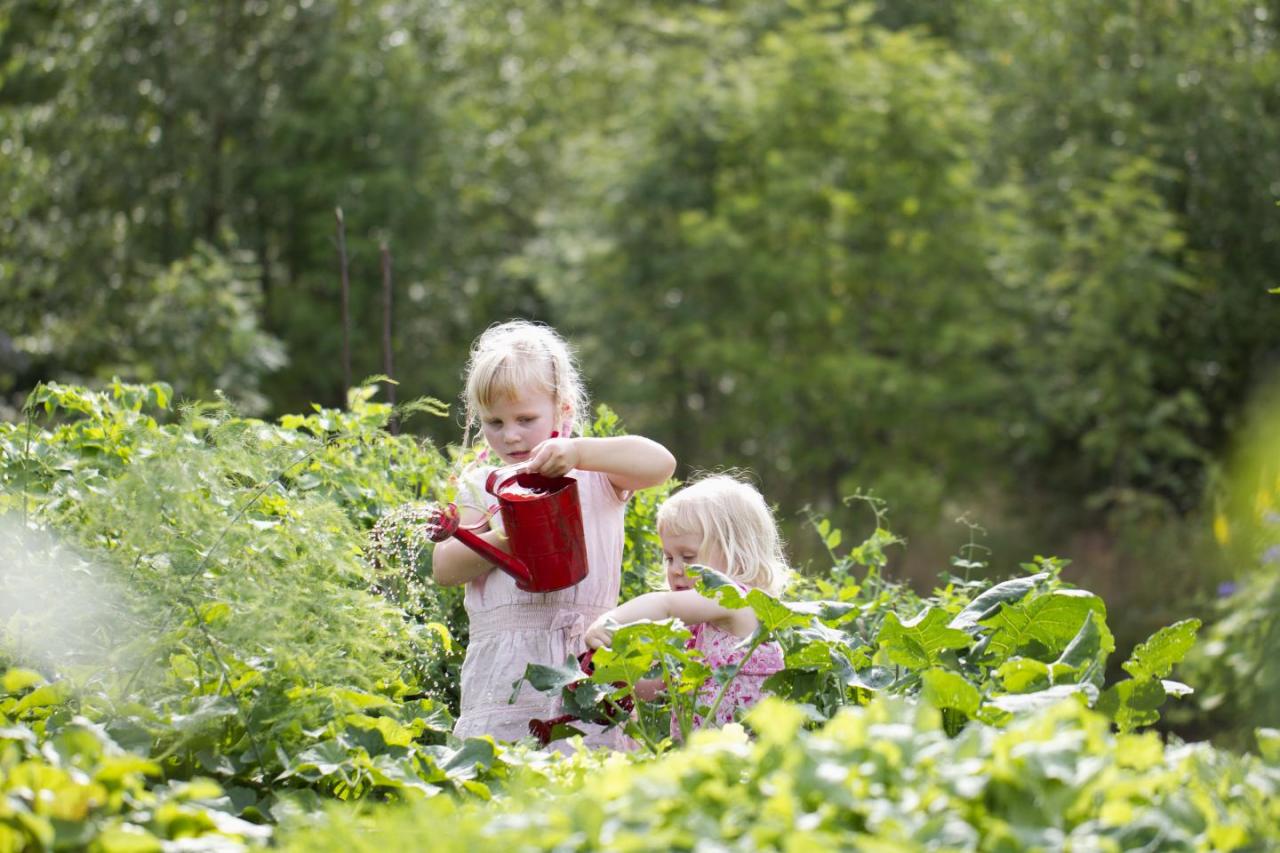 Duas meninas em um jardim