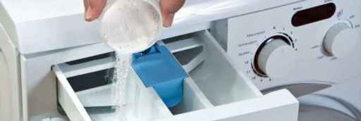 detergente em pó sendo colocado na máquina de lavar