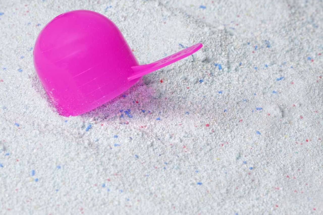 colher rosa em sabão em pó