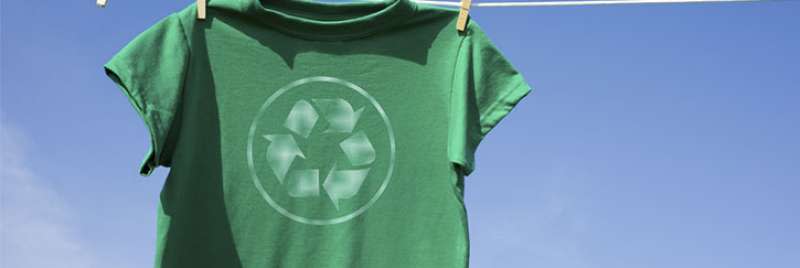 camiseta verde con logo de reciclaje