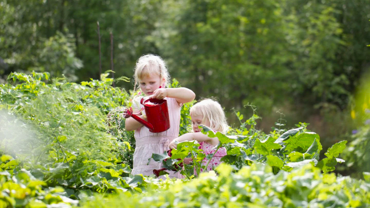 dos niñas en un jardín